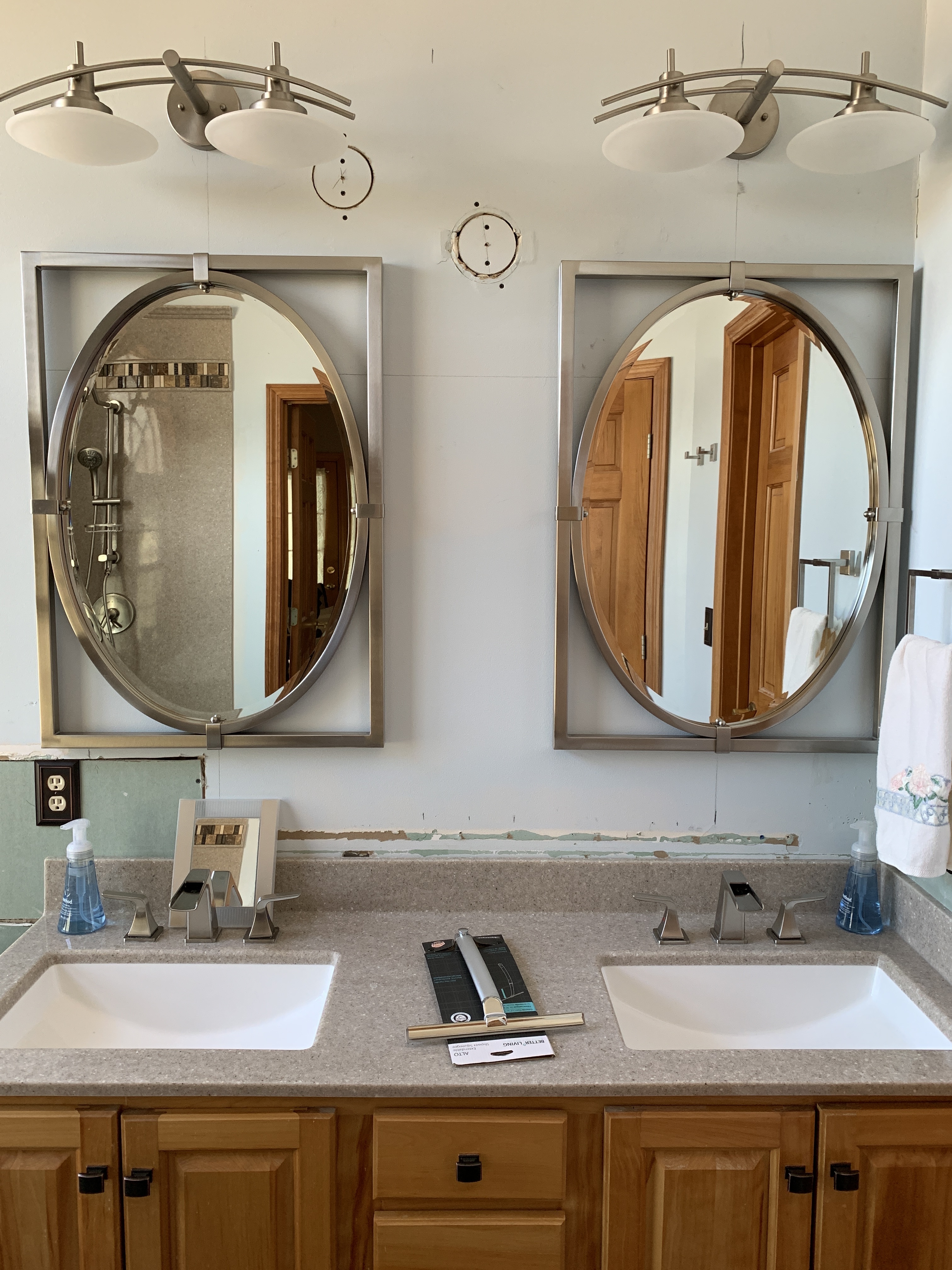 SLT151 Bathroom Mirror with Glass Shelf (35 x 28)