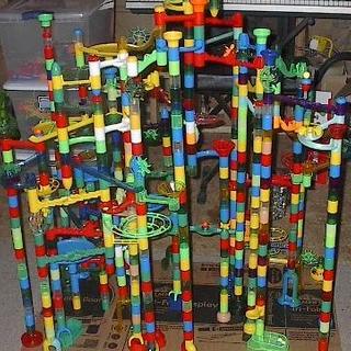 MindWare Marble Run 110 Piece Building Set with 82 Track Pieces, 15 Marbles  and Motorized Elevator