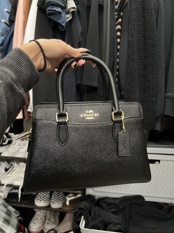 The Ultimate Guide to the Coach Outlet Mini Darcie Carryall: Style, Practicality, and Value