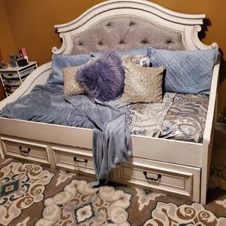 Realyn Twin Daybed With 1 Large Storage Drawer Ashley Furniture Homestore