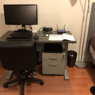 Fits snugly under the desk (standing desk was set to 28 inches high for this shot)