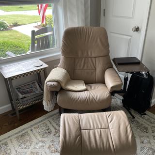 Stressless Ruby Medium & Leather Ottoman Chair Flanigan and Reclining Raymour 