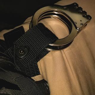 handcuff strap vs case