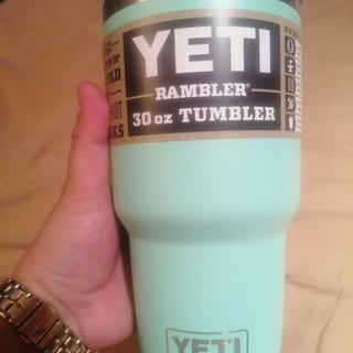 Termo Yeti de acero inoxidable con tapa push pull 300 ml