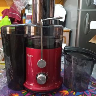 Extractor de jugos Oster 600 Watts rojo