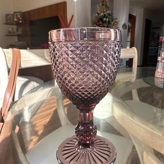 Copa de vino de vidrio prensado con vistoso relieve color amatista.