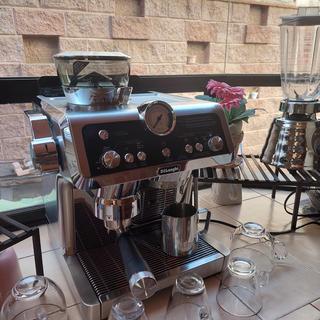 Cafetera con molino Delonghi EC9355M