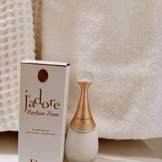 Give J'adore Parfum d'eau: Alcohol-Free Perfume for Holiday