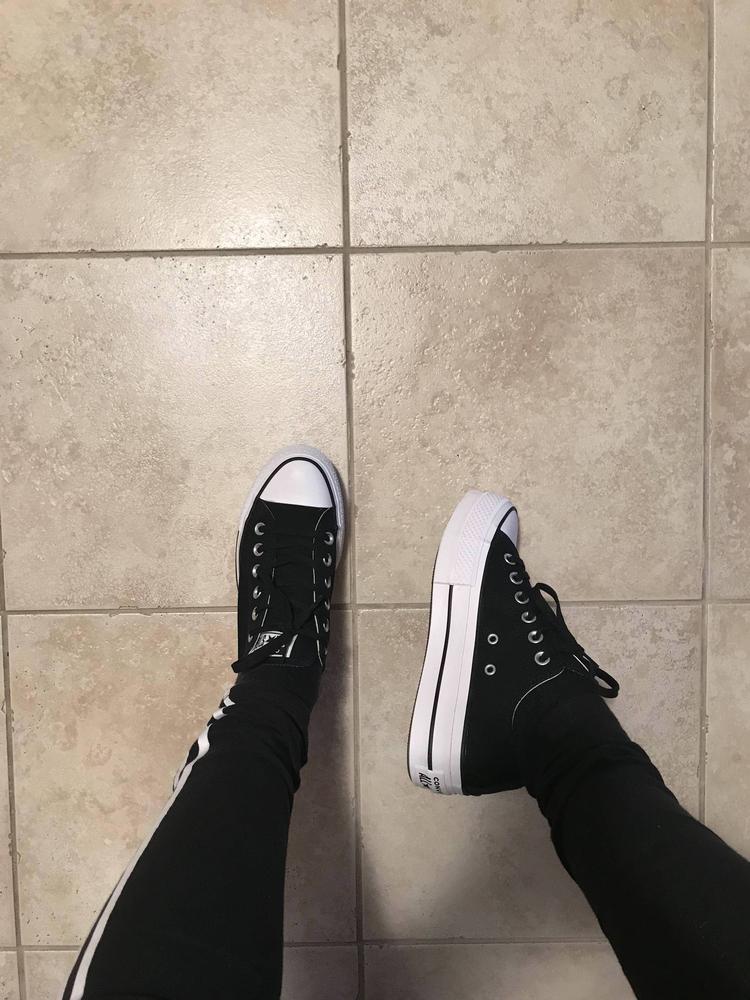 Love these platform converse with this all black comfy street wear