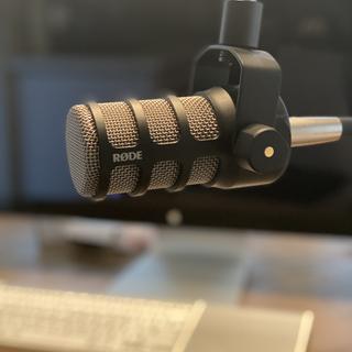 Microphone dynamique RØDE PodMic - USB ( Interface audio intégrée / Plug  And Play) , XLR, avec filtre anti-pop externe –