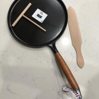 Staub Crepe Pan, 11 Cast Iron with Spreader & Spatula for All Stovetops on  Food52