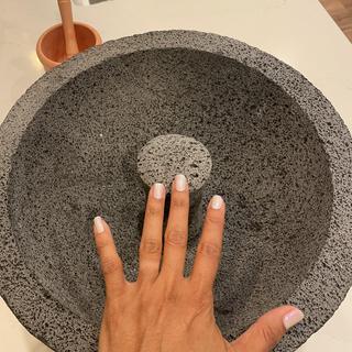 Molcajete mexicano de basalto genuino hecho a mano., 'Gran tradición