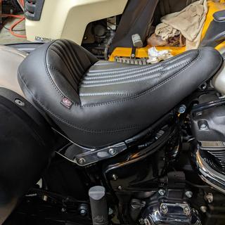 Mustang Solo / Passenger Seats For Harley Softail Low Rider