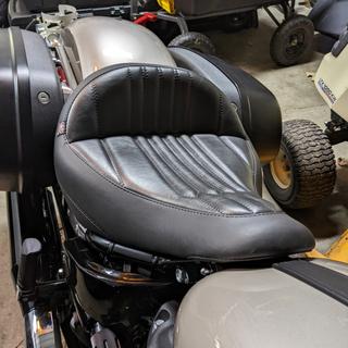 Mustang Solo / Passenger Seats For Harley Softail Low Rider